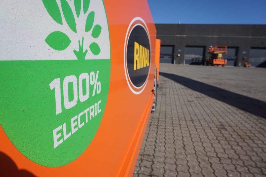 Elektrisk logo på Riwal saxlift