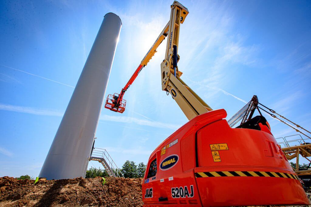 JLG bomlift fra Riwal på arbejde ved en vindmøllepark i Belgien
