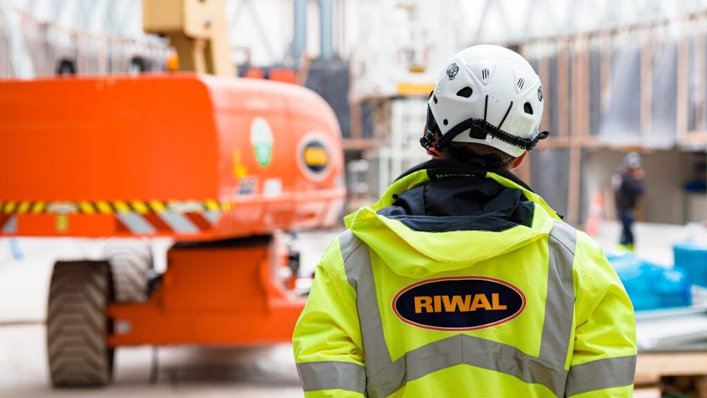 Riwal - specialister i udlejning af lifte, teleskoplæssere, minikraner og trucks