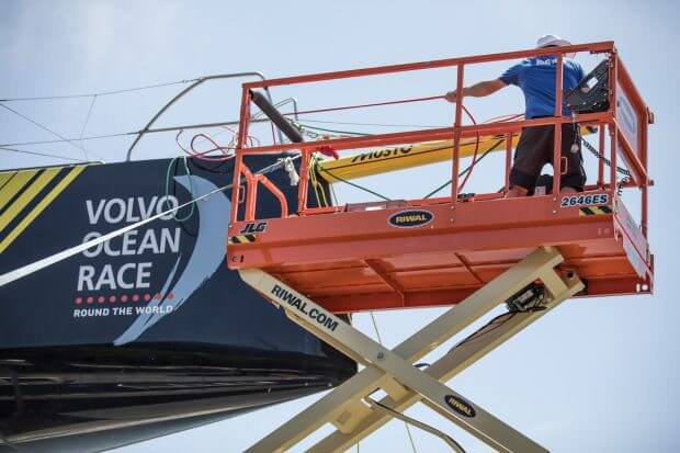 Båd i Ocean Race bliver serviceret fra Riwal saxlift