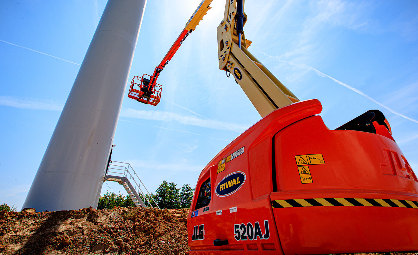 JLG bomlift fra Riwal arbejder ved vindmølle
