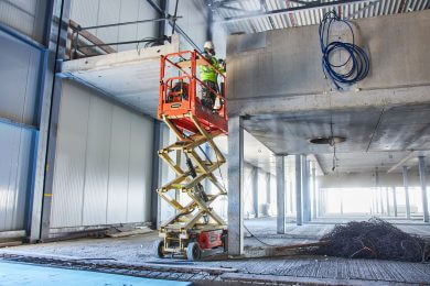 JLG Saxlift arbejder i højden på et stålprojekt i Holland.