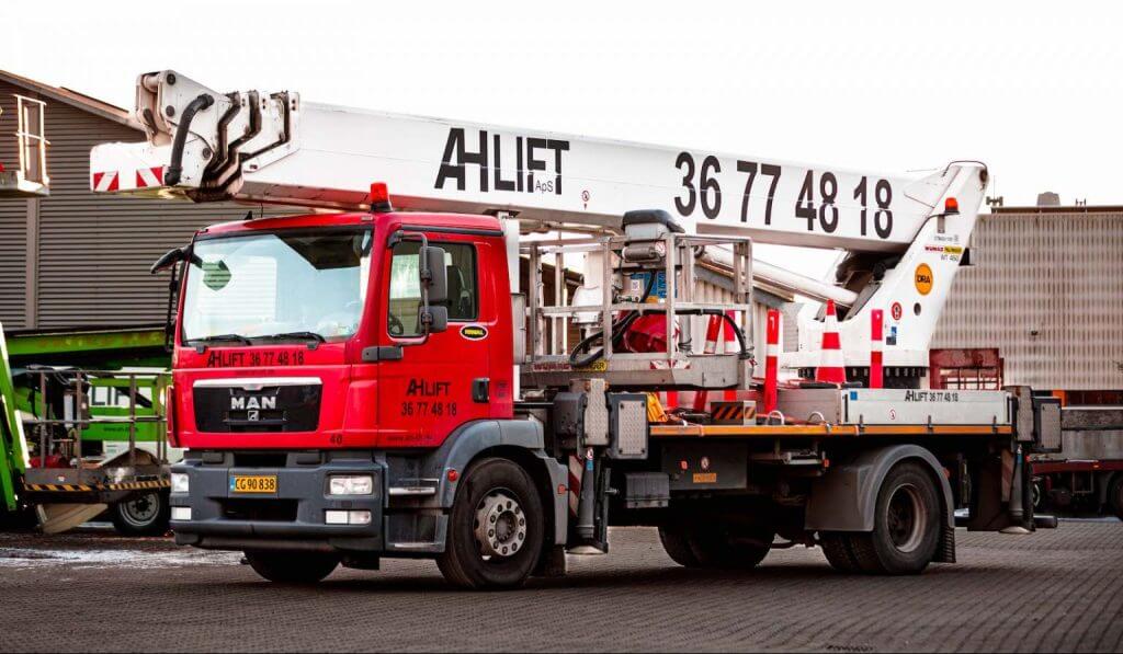 Lastbillift fra AH Lift kan lejes med betjening.